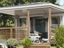 Camping Pas Cher vous présente avec son site Officiel campingpascher.fr, le Camping Flower Le Pont Du Tarn classé 3 étoiles, situé sur la commune de Florac dans le département Lozere (Languedoc Roussillon) en France. Le camping Flower Le Pont Du Tarn, vous présente un hébergement de type mobil-home de 26 m² et télévision. Le camping Flower Le Pont Du Tarn vous propose du sam. 12 septembre au sam. 19 septembre 2026 pour 7 nuits à 448€. Cette location propose 82 dates différentes pour réserver votre séjour. Découvrez également les 13 autres gammes d'hébergements du camping. Les Avis clients pour le Camping Flower Le Pont Du Tarn sont excellents avec une note moyenne de 8 sur 10. Piscine chauffée, Piscine extérieure, Animations familiales, Club ados, Club enfants, Aire de jeux enfants, Baby-foot, Canoë-kayak, Centre équestre, Court de tennis, Ping-pong, Pétanque, Terrain multisports, Bar, Dépôt de pain, Pizzeria, Snack/Bar, Station-service, Supermarché,... En savoir plus : cliquez-ICI.