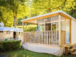 Camping Pas Cher vous présente avec son site Officiel campingpascher.fr, le Camping Flower Le Pont Du Tarn classé 3 étoiles, situé sur la commune de Florac dans le département Lozere (Languedoc Roussillon) en France. Le camping Flower Le Pont Du Tarn, vous présente un hébergement de type mobil-home de 25 m² et télévision. Le camping Flower Le Pont Du Tarn vous propose du sam. 12 septembre au sam. 19 septembre 2026 pour 7 nuits à 448€. Cette location propose 80 dates différentes pour réserver votre séjour. Découvrez également les 13 autres gammes d'hébergements du camping. Les Avis clients pour le Camping Flower Le Pont Du Tarn sont excellents avec une note moyenne de 8 sur 10. Piscine chauffée, Piscine extérieure, Animations familiales, Club ados, Club enfants, Aire de jeux enfants, Baby-foot, Canoë-kayak, Centre équestre, Court de tennis, Ping-pong, Pétanque, Terrain multisports, Bar, Dépôt de pain, Pizzeria, Snack/Bar, Station-service, Supermarché,... En savoir plus : cliquez-ICI.