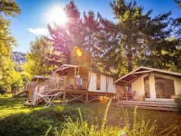 Camping Pas Cher vous présente avec son site Officiel campingpascher.fr, le Camping Flower Le Pont Du Tarn classé 3 étoiles, situé sur la commune de Florac dans le département Lozere (Languedoc Roussillon) en France. Le camping Flower Le Pont Du Tarn, vous présente un hébergement de type tente en toile et bois de 30 m². Le camping Flower Le Pont Du Tarn vous propose du sam. 12 septembre au sam. 19 septembre 2026 pour 7 nuits à 329€. Cette location propose 82 dates différentes pour réserver votre séjour. Découvrez également les 13 autres gammes d'hébergements du camping. Les Avis clients pour le Camping Flower Le Pont Du Tarn sont excellents avec une note moyenne de 8 sur 10. Piscine chauffée, Piscine extérieure, Animations familiales, Club ados, Club enfants, Aire de jeux enfants, Baby-foot, Canoë-kayak, Centre équestre, Court de tennis, Ping-pong, Pétanque, Terrain multisports, Bar, Dépôt de pain, Pizzeria, Snack/Bar, Station-service, Supermarché,... En savoir plus : cliquez-ICI.