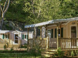 Camping Pas Cher vous présente avec son site Officiel campingpascher.fr, le Camping Flower Le Pont Du Tarn classé 3 étoiles, situé sur la commune de Florac dans le département Lozere (Languedoc Roussillon) en France. Le camping Flower Le Pont Du Tarn, vous présente un hébergement de type mobil-home de 32 m² pour 8 personnes. Le camping Flower Le Pont Du Tarn vous propose du sam. 05 septembre au sam. 12 septembre 2026 pour 7 nuits à 504€. Cette location propose 82 dates différentes pour réserver votre séjour. Découvrez également les 13 autres gammes d'hébergements du camping. Les Avis clients pour le Camping Flower Le Pont Du Tarn sont excellents avec une note moyenne de 8 sur 10. Piscine chauffée, Piscine extérieure, Animations familiales, Club ados, Club enfants, Aire de jeux enfants, Baby-foot, Canoë-kayak, Centre équestre, Court de tennis, Ping-pong, Pétanque, Terrain multisports, Bar, Dépôt de pain, Pizzeria, Snack/Bar, Station-service, Supermarché,... En savoir plus : cliquez-ICI.