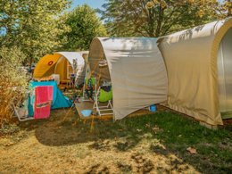 Camping Pas Cher vous présente avec son site Officiel campingpascher.fr, le Camping Flower Le Pont Du Tarn classé 3 étoiles, situé sur la commune de Florac dans le département Lozere (Languedoc Roussillon) en France. Le camping Flower Le Pont Du Tarn, vous présente un hébergement de type bungalow toilé de 16 m². Le camping Flower Le Pont Du Tarn vous propose du sam. 30 mai au sam. 06 juin 2026 pour 7 nuits à 301€. Cette location propose 33 dates différentes pour réserver votre séjour. Découvrez également les 13 autres gammes d'hébergements du camping. Les Avis clients pour le Camping Flower Le Pont Du Tarn sont excellents avec une note moyenne de 8 sur 10. Piscine chauffée, Piscine extérieure, Animations familiales, Club ados, Club enfants, Aire de jeux enfants, Baby-foot, Canoë-kayak, Centre équestre, Court de tennis, Ping-pong, Pétanque, Terrain multisports, Bar, Dépôt de pain, Pizzeria, Snack/Bar, Station-service, Supermarché,... En savoir plus : cliquez-ICI.