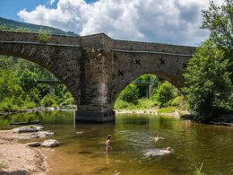 Camping Pas Cher vous présente avec son site Officiel campingpascher.fr, le Camping Flower Le Pont Du Tarn classé 3 étoiles, situé sur la commune de Florac dans le département Lozere (Languedoc Roussillon) en France. Le camping Flower Le Pont Du Tarn, vous présente un hébergement de type hébergement insolite de 32 m² pour 2 personnes et télévision. Le camping Flower Le Pont Du Tarn vous propose du sam. 29 août au sam. 05 septembre 2026 pour 7 nuits à 525€. Cette location propose 80 dates différentes pour réserver votre séjour. Découvrez également les 13 autres gammes d'hébergements du camping. Les Avis clients pour le Camping Flower Le Pont Du Tarn sont excellents avec une note moyenne de 8 sur 10. Piscine chauffée, Piscine extérieure, Animations familiales, Club ados, Club enfants, Aire de jeux enfants, Baby-foot, Canoë-kayak, Centre équestre, Court de tennis, Ping-pong, Pétanque, Terrain multisports, Bar, Dépôt de pain, Pizzeria, Snack/Bar, Station-service, Supermarché,... En savoir plus : cliquez-ICI.