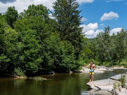 Camping Pas Cher vous présente avec son site Officiel campingpascher.fr, le Camping Flower Le Pont Du Tarn classé 3 étoiles, situé sur la commune de Florac dans le département Lozere (Languedoc Roussillon) en France. Le camping Flower Le Pont Du Tarn, vous présente un hébergement de type mobil-home de 26 m² et télévision. Le camping Flower Le Pont Du Tarn vous propose du sam. 12 septembre au sam. 19 septembre 2026 pour 7 nuits à 448€. Cette location propose 82 dates différentes pour réserver votre séjour. Découvrez également les 13 autres gammes d'hébergements du camping. Les Avis clients pour le Camping Flower Le Pont Du Tarn sont excellents avec une note moyenne de 8 sur 10. Piscine chauffée, Piscine extérieure, Animations familiales, Club ados, Club enfants, Aire de jeux enfants, Baby-foot, Canoë-kayak, Centre équestre, Court de tennis, Ping-pong, Pétanque, Terrain multisports, Bar, Dépôt de pain, Pizzeria, Snack/Bar, Station-service, Supermarché,... En savoir plus : cliquez-ICI.