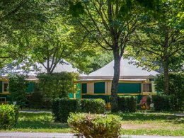 Camping Pas Cher vous présente avec son site Officiel campingpascher.fr, le Camping Flower Le Pont Du Tarn classé 3 étoiles, situé sur la commune de Florac dans le département Lozere (Languedoc Roussillon) en France. Le camping Flower Le Pont Du Tarn, vous présente un hébergement de type bungalow toilé de 16 m². Le camping Flower Le Pont Du Tarn vous propose du sam. 30 mai au sam. 06 juin 2026 pour 7 nuits à 301€. Cette location propose 33 dates différentes pour réserver votre séjour. Découvrez également les 13 autres gammes d'hébergements du camping. Les Avis clients pour le Camping Flower Le Pont Du Tarn sont excellents avec une note moyenne de 8 sur 10. Piscine chauffée, Piscine extérieure, Animations familiales, Club ados, Club enfants, Aire de jeux enfants, Baby-foot, Canoë-kayak, Centre équestre, Court de tennis, Ping-pong, Pétanque, Terrain multisports, Bar, Dépôt de pain, Pizzeria, Snack/Bar, Station-service, Supermarché,... En savoir plus : cliquez-ICI.