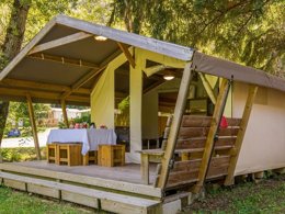 Camping Pas Cher vous présente avec son site Officiel campingpascher.fr, le Camping Flower Le Pont Du Tarn classé 3 étoiles, situé sur la commune de Florac dans le département Lozere (Languedoc Roussillon) en France. Le camping Flower Le Pont Du Tarn, vous présente un hébergement de type tente en toile et bois de 30 m². Le camping Flower Le Pont Du Tarn vous propose du sam. 12 septembre au sam. 19 septembre 2026 pour 7 nuits à 329€. Cette location propose 82 dates différentes pour réserver votre séjour. Découvrez également les 13 autres gammes d'hébergements du camping. Les Avis clients pour le Camping Flower Le Pont Du Tarn sont excellents avec une note moyenne de 8 sur 10. Piscine chauffée, Piscine extérieure, Animations familiales, Club ados, Club enfants, Aire de jeux enfants, Baby-foot, Canoë-kayak, Centre équestre, Court de tennis, Ping-pong, Pétanque, Terrain multisports, Bar, Dépôt de pain, Pizzeria, Snack/Bar, Station-service, Supermarché,... En savoir plus : cliquez-ICI.