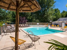 Camping Pas Cher vous présente avec son site Officiel campingpascher.fr, le Camping Flower Le Pont Du Tarn classé 3 étoiles, situé sur la commune de Florac dans le département Lozere (Languedoc Roussillon) en France. Le camping Flower Le Pont Du Tarn, vous présente un hébergement de type mobil-home de 35 m² et télévision. Le camping Flower Le Pont Du Tarn vous propose du sam. 05 septembre au sam. 12 septembre 2026 pour 7 nuits à 490€. Cette location propose 82 dates différentes pour réserver votre séjour. Découvrez également les 13 autres gammes d'hébergements du camping. Les Avis clients pour le Camping Flower Le Pont Du Tarn sont excellents avec une note moyenne de 8 sur 10. Piscine chauffée, Piscine extérieure, Animations familiales, Club ados, Club enfants, Aire de jeux enfants, Baby-foot, Canoë-kayak, Centre équestre, Court de tennis, Ping-pong, Pétanque, Terrain multisports, Bar, Dépôt de pain, Pizzeria, Snack/Bar, Station-service, Supermarché,... En savoir plus : cliquez-ICI.