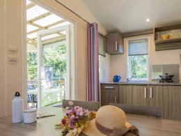 Camping Pas Cher vous présente avec son site Officiel campingpascher.fr, le Camping Flower Le Pont Du Tarn classé 3 étoiles, situé sur la commune de Florac dans le département Lozere (Languedoc Roussillon) en France. Le camping Flower Le Pont Du Tarn, vous présente un hébergement de type mobil-home de 25 m² et télévision. Le camping Flower Le Pont Du Tarn vous propose du sam. 12 septembre au sam. 19 septembre 2026 pour 7 nuits à 448€. Cette location propose 80 dates différentes pour réserver votre séjour. Découvrez également les 13 autres gammes d'hébergements du camping. Les Avis clients pour le Camping Flower Le Pont Du Tarn sont excellents avec une note moyenne de 8 sur 10. Piscine chauffée, Piscine extérieure, Animations familiales, Club ados, Club enfants, Aire de jeux enfants, Baby-foot, Canoë-kayak, Centre équestre, Court de tennis, Ping-pong, Pétanque, Terrain multisports, Bar, Dépôt de pain, Pizzeria, Snack/Bar, Station-service, Supermarché,... En savoir plus : cliquez-ICI.