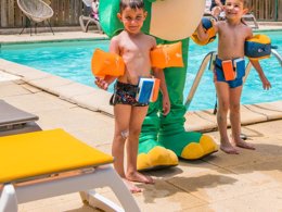 Camping Pas Cher vous présente avec son site Officiel campingpascher.fr, le Camping Flower Le Pont Du Tarn classé 3 étoiles, situé sur la commune de Florac dans le département Lozere (Languedoc Roussillon) en France. Le camping Flower Le Pont Du Tarn, vous présente un hébergement de type mobil-home de 28 m². Le camping Flower Le Pont Du Tarn vous propose du sam. 12 septembre au sam. 19 septembre 2026 pour 7 nuits à 413€. Cette location propose 82 dates différentes pour réserver votre séjour. Découvrez également les 13 autres gammes d'hébergements du camping. Les Avis clients pour le Camping Flower Le Pont Du Tarn sont excellents avec une note moyenne de 8 sur 10. Piscine chauffée, Piscine extérieure, Animations familiales, Club ados, Club enfants, Aire de jeux enfants, Baby-foot, Canoë-kayak, Centre équestre, Court de tennis, Ping-pong, Pétanque, Terrain multisports, Bar, Dépôt de pain, Pizzeria, Snack/Bar, Station-service, Supermarché,... En savoir plus : cliquez-ICI.