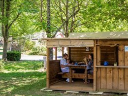 Camping Pas Cher vous présente avec son site Officiel campingpascher.fr, le Camping Flower Le Pont Du Tarn classé 3 étoiles, situé sur la commune de Florac dans le département Lozere (Languedoc Roussillon) en France. Le camping Flower Le Pont Du Tarn, vous présente un hébergement de type mobil-home de 16 m². Le camping Flower Le Pont Du Tarn vous propose du sam. 12 septembre au sam. 19 septembre 2026 pour 7 nuits à 343€. Cette location propose 82 dates différentes pour réserver votre séjour. Découvrez également les 13 autres gammes d'hébergements du camping. Les Avis clients pour le Camping Flower Le Pont Du Tarn sont excellents avec une note moyenne de 8 sur 10. Piscine chauffée, Piscine extérieure, Animations familiales, Club ados, Club enfants, Aire de jeux enfants, Baby-foot, Canoë-kayak, Centre équestre, Court de tennis, Ping-pong, Pétanque, Terrain multisports, Bar, Dépôt de pain, Pizzeria, Snack/Bar, Station-service, Supermarché,... En savoir plus : cliquez-ICI.