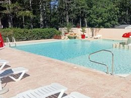 Camping Pas Cher vous présente avec son site Officiel campingpascher.fr, le Camping Parc Saint Sauvayre classé 3 étoiles, situé sur la commune de Vagnas dans le département Ardèche (Rhône Alpes) en France. Le camping Parc Saint Sauvayre, vous présente un hébergement de type bungalow toilé de 16 m² pour 5 personnes. Le camping Parc Saint Sauvayre vous propose du sam. 29 août au sam. 05 septembre 2026 pour 7 nuits à 185€. Cette location propose 118 dates différentes pour réserver votre séjour. Découvrez également les 7 autres gammes d'hébergements du camping. Les Avis clients pour le Camping Parc Saint Sauvayre sont excellents avec une note moyenne de 9 sur 10. Piscine chauffée, Piscine extérieure, Animations familiales, Aire de jeux enfants, Canoë-kayak, Centre équestre, Court de tennis, Paddle, Ping-pong, Pétanque, Structure gonflable enfants, Bar, Boulangerie, Dépôt de pain, Restaurant, Station-service, Supermarché,... En savoir plus : cliquez-ICI.