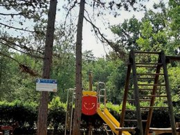 Camping Pas Cher vous présente avec son site Officiel campingpascher.fr, le Camping Parc Saint Sauvayre classé 3 étoiles, situé sur la commune de Vagnas dans le département Ardèche (Rhône Alpes) en France. Le camping Parc Saint Sauvayre, vous présente un hébergement de type bungalow toilé de 16 m² pour 5 personnes. Le camping Parc Saint Sauvayre vous propose du sam. 29 août au sam. 05 septembre 2026 pour 7 nuits à 203.5€. Cette location propose 73 dates différentes pour réserver votre séjour. Découvrez également les 5 autres gammes d'hébergements du camping. Les Avis clients pour le Camping Parc Saint Sauvayre sont excellents avec une note moyenne de 9 sur 10. Piscine chauffée, Piscine extérieure, Animations familiales, Aire de jeux enfants, Canoë-kayak, Centre équestre, Court de tennis, Paddle, Ping-pong, Pétanque, Structure gonflable enfants, Bar, Boulangerie, Dépôt de pain, Restaurant, Station-service, Supermarché,... En savoir plus : cliquez-ICI.