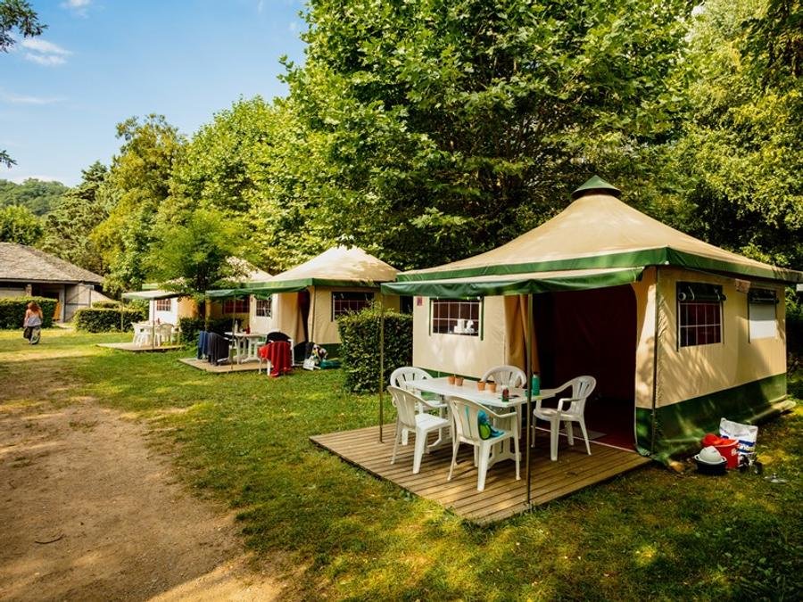 Camping Pas Cher vous présente avec son site Officiel campingpascher.fr, le Camping Du Pré Morjal classé 3 étoiles, situé sur la commune de Ispagnac dans le département Lozere (Languedoc Roussillon) en France. Le camping Du Pré Morjal vous propose un hébergement de type tente en toile et bois de 20 m² pour 5 personnes. L'établissement vous propose 9 autres types d'hébergements. Découvrez tous nos séjours à petits prix dans la commune et aux alentours de Ispagnac du département : Lozere (Languedoc Roussillon). Les Avis clients pour le Camping Du Pré Morjal sont excellents avec une note moyenne de 8 sur 10. LacRivière, Piscine extérieure, Animations familiales, Aire de jeux enfants, Baby-foot, Canoë-kayak, Ping-pong, Piscine, Pétanque, Bar, Pizzeria, Snack/Bar,... En savoir plus : cliquez-ICI.