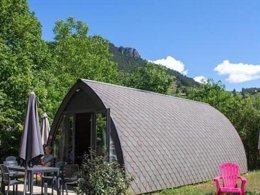 Camping Pas Cher vous présente avec son site Officiel campingpascher.fr, le Camping Du Pré Morjal classé 3 étoiles, situé sur la commune de Ispagnac dans le département Lozere (Languedoc Roussillon) en France. Le camping Du Pré Morjal vous propose un hébergement de type lodge de 20 m² pour 5 personnes. L'établissement vous propose 9 autres types d'hébergements. Découvrez tous nos séjours à petits prix dans la commune et aux alentours de Ispagnac du département : Lozere (Languedoc Roussillon). Les Avis clients pour le Camping Du Pré Morjal sont excellents avec une note moyenne de 8 sur 10. LacRivière, Piscine extérieure, Animations familiales, Aire de jeux enfants, Baby-foot, Canoë-kayak, Ping-pong, Piscine, Pétanque, Bar, Pizzeria, Snack/Bar,... En savoir plus : cliquez-ICI.
