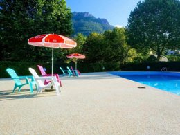 Camping Pas Cher vous présente avec son site Officiel campingpascher.fr, le Camping Du Pré Morjal classé 3 étoiles, situé sur la commune de Ispagnac dans le département Lozere (Languedoc Roussillon) en France. Le camping Du Pré Morjal vous propose un hébergement de type lodge pour 5 personnes. L'établissement vous propose 9 autres types d'hébergements. Découvrez tous nos séjours à petits prix dans la commune et aux alentours de Ispagnac du département : Lozere (Languedoc Roussillon). Les Avis clients pour le Camping Du Pré Morjal sont excellents avec une note moyenne de 8 sur 10. LacRivière, Piscine extérieure, Animations familiales, Aire de jeux enfants, Baby-foot, Canoë-kayak, Ping-pong, Piscine, Pétanque, Bar, Pizzeria, Snack/Bar,... En savoir plus : cliquez-ICI.