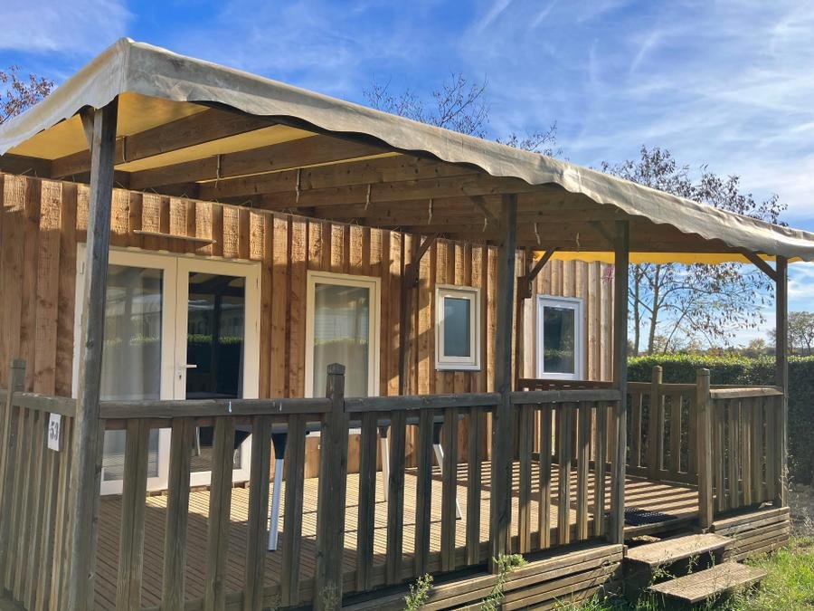Camping Pas Cher vous présente avec son site Officiel campingpascher.fr, le Camping Carrefour De L'Ardèche classé 3 étoiles, situé sur la commune de Saint Remeze dans le département Ardèche (Rhône Alpes) en France. Le camping Carrefour De L'Ardèche, vous présente un hébergement de type mobil-home de 32 m² avec climatisation. Le camping Carrefour De L'Ardèche vous propose du lundi 31 août au lundi 07 septembre 2026 pour 7 nuits à 485€. Cette location propose 27 dates différentes pour réserver votre séjour. Découvrez également les 10 autres gammes d'hébergements du camping. Piscine extérieure, Animations familiales, Aire de jeux enfants, Aire de jeux forestière, Baby-foot, Canoë-kayak, Pétanque, Randonnée, Sports nautiques, Dépôt de pain, Plats à emporter, Restaurant, Snack/Bar,... En savoir plus : cliquez-ICI.