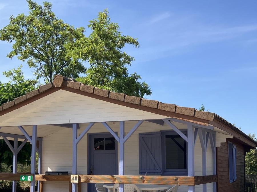 Camping Pas Cher vous présente avec son site Officiel campingpascher.fr, le Camping Carrefour De L'Ardèche, situé sur la commune de Saint Remeze dans le département Ardèche (Rhône Alpes) en France. Le camping Carrefour De L'Ardèche, vous présente un hébergement de type chalet de 25 m². Le camping Carrefour De L'Ardèche vous propose du mardi 01 septembre au mardi 08 septembre 2026 pour 7 nuits à 325€. Cette location propose 30 dates différentes pour réserver votre séjour. Découvrez également les 10 autres gammes d'hébergements du camping.... En savoir plus : cliquez-ICI.