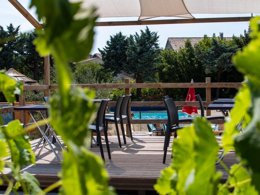 Camping Pas Cher vous présente avec son site Officiel campingpascher.fr, le Camping La Résidence D'été classé 3 étoiles, situé sur la commune de Saint Remeze dans le département Ardèche (Rhône Alpes) en France. Le camping La Résidence D'été vous propose un hébergement de type tente. Cet hébergement propose plus de 99 dates différentes pour réserver ! Pour dévouvrir la période la moins chère, consultez la rubrique 'Tarifs' et sélectionnez votre mois de départ. L'établissement vous propose 10 autres types d'hébergements. Découvrez tous nos séjours à petits prix dans la commune et aux alentours de Saint Remeze du département : Ardèche (Rhône Alpes). Les Avis clients pour le Camping La Résidence D'été sont de 7 sur 10. Piscine chauffée, Piscine extérieure, Animations familiales, Aire de jeux enfants, Canoë-kayak, Centre équestre, Cyclisme, Ping-pong, Pétanque, Randonnée, Terrain de football, Terrain multisports, Trampoline, Bar, Dépôt de pain, Pizzeria, Plats à emporter, Snack/Bar, Supermarché, Épicerie,... En savoir plus : cliquez-ICI.