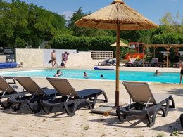 Camping Pas Cher vous présente avec son site Officiel campingpascher.fr, le Camping La Résidence D'été classé 3 étoiles, situé sur la commune de Saint Remeze dans le département Ardèche (Rhône Alpes) en France. Le camping La Résidence D'été, vous présente un hébergement de type mobil-home de 34 m² avec climatisation. Le camping La Résidence D'été vous propose du lundi 25 mai au lundi 01 juin 2026, en promotion à -28% pour 7 nuits à 604,80 € au lieu de 840,0 € soit une Économie de 235,20 €. Cette location propose 105 dates différentes pour réserver votre séjour. Découvrez également les 10 autres gammes d'hébergements du camping. Les Avis clients pour le Camping La Résidence D'été sont excellents avec une note moyenne de 8 sur 10. Piscine chauffée, Piscine extérieure, Animations familiales, Aire de jeux enfants, Canoë-kayak, Centre équestre, Cyclisme, Ping-pong, Pétanque, Randonnée, Terrain de football, Terrain multisports, Trampoline, Bar, Dépôt de pain, Pizzeria, Plats à emporter, Snack/Bar, Supermarché, Épicerie,... En savoir plus : cliquez-ICI.