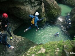 Camping Pas Cher vous présente avec son site Officiel campingpascher.fr, le Camping La Résidence D'été classé 3 étoiles, situé sur la commune de Saint Remeze dans le département Ardèche (Rhône Alpes) en France. Le camping La Résidence D'été, vous présente un hébergement de type mobil-home de 33 m². Le camping La Résidence D'été vous propose du lundi 25 mai au lundi 01 juin 2026, en promotion à -28% pour 7 nuits à 504 € au lieu de 700,0 € soit une Économie de 196 €. Cette location propose 143 dates différentes pour réserver votre séjour. Découvrez également les 2 autres gammes d'hébergements du camping. Les Avis clients pour le Camping La Résidence D'été sont excellents avec une note moyenne de 8 sur 10. Piscine chauffée, Piscine extérieure, Animations familiales, Aire de jeux enfants, Canoë-kayak, Centre équestre, Cyclisme, Ping-pong, Pétanque, Randonnée, Terrain de football, Terrain multisports, Trampoline, Bar, Dépôt de pain, Pizzeria, Plats à emporter, Snack/Bar, Supermarché, Épicerie,... En savoir plus : cliquez-ICI.