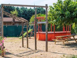 Camping Pas Cher vous présente avec son site Officiel campingpascher.fr, le Camping La Résidence D'été classé 3 étoiles, situé sur la commune de Saint Remeze dans le département Ardèche (Rhône Alpes) en France. Le camping La Résidence D'été, vous présente un hébergement de type tente. Le camping La Résidence D'été vous propose du lundi 25 mai au lundi 01 juin 2026, en promotion à -28% pour 7 nuits à 317,52 € au lieu de 441,0 € soit une Économie de 123,48 €. Cette location propose 143 dates différentes pour réserver votre séjour. Découvrez également les 9 autres gammes d'hébergements du camping. Les Avis clients pour le Camping La Résidence D'été sont de 7 sur 10. Piscine chauffée, Piscine extérieure, Animations familiales, Aire de jeux enfants, Canoë-kayak, Centre équestre, Cyclisme, Ping-pong, Pétanque, Randonnée, Terrain de football, Terrain multisports, Trampoline, Bar, Dépôt de pain, Pizzeria, Plats à emporter, Snack/Bar, Supermarché, Épicerie,... En savoir plus : cliquez-ICI.