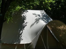 Camping Pas Cher vous présente avec son site Officiel campingpascher.fr, le Camping La Résidence D'été classé 3 étoiles, situé sur la commune de Saint Remeze dans le département Ardèche (Rhône Alpes) en France. Le camping La Résidence D'été, vous présente un hébergement de type tente. Le camping La Résidence D'été vous propose du lundi 25 mai au lundi 01 juin 2026, en promotion à -28% pour 7 nuits à 317,52 € au lieu de 441,0 € soit une Économie de 123,48 €. Cette location propose 143 dates différentes pour réserver votre séjour. Découvrez également les 9 autres gammes d'hébergements du camping. Les Avis clients pour le Camping La Résidence D'été sont de 7 sur 10. Piscine chauffée, Piscine extérieure, Animations familiales, Aire de jeux enfants, Canoë-kayak, Centre équestre, Cyclisme, Ping-pong, Pétanque, Randonnée, Terrain de football, Terrain multisports, Trampoline, Bar, Dépôt de pain, Pizzeria, Plats à emporter, Snack/Bar, Supermarché, Épicerie,... En savoir plus : cliquez-ICI.