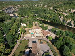 Camping Pas Cher vous présente avec son site Officiel campingpascher.fr, le Camping Sunêlia Mazet Plage Ardèche classé 4 étoiles, situé sur la commune de Berrias Et Casteljau dans le département Ardèche (Rhône Alpes) en France. Le camping Sunêlia Mazet Plage Ardèche, vous présente un hébergement de type mobil-home de 24 m² avec climatisation et télévision. Le camping Sunêlia Mazet Plage Ardèche vous propose du sam. 29 août au sam. 05 septembre 2026 pour 7 nuits à 395€. Cette location propose 57 dates différentes pour réserver votre séjour. Découvrez également les 8 autres gammes d'hébergements du camping. Rivière, Piscine chauffée, Piscine extérieure, Animations familiales, Club enfants, Aire de jeux enfants, Baby-foot, Canoë-kayak, Centre équestre, Court de tennis, Escalade, Golf, Parcours sportif, Ping-pong, Pétanque, Randonnée, Bar, Dépôt de pain, Pizzeria, Plats à emporter, Restaurant, Snack/Bar, Supermarché, Épicerie,... En savoir plus : cliquez-ICI.