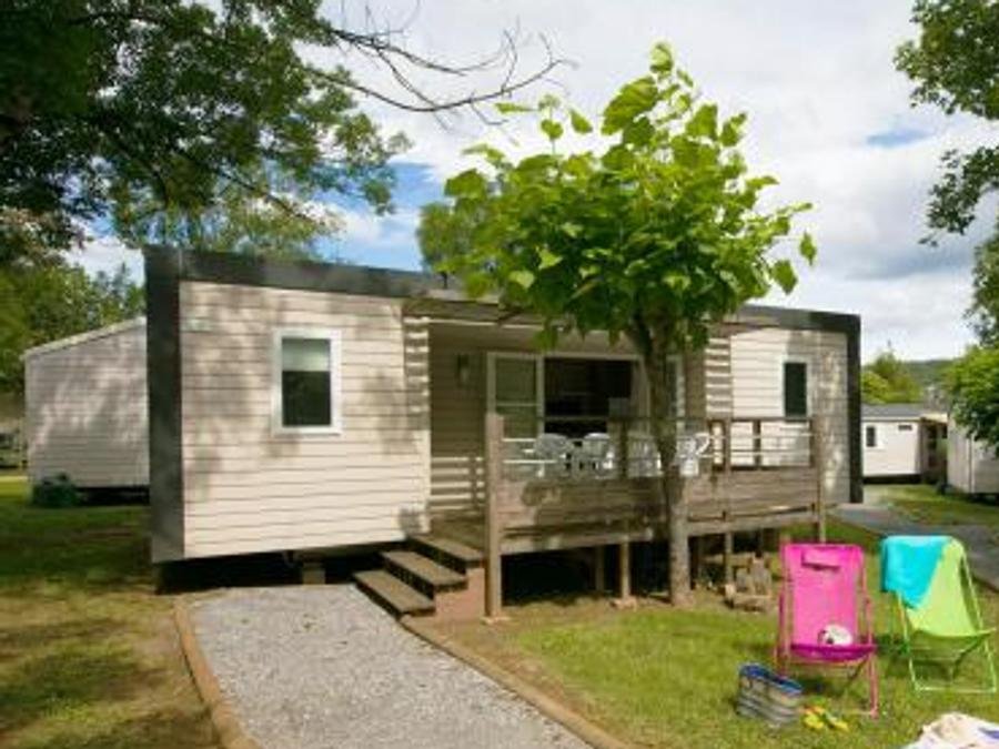 Camping Pas Cher vous présente avec son site Officiel campingpascher.fr, le Camping Bel Air classé 3 étoiles, situé sur la commune de Berrias Et Casteljau dans le département Ardèche (Rhône Alpes) en France. Le camping Bel Air, vous présente un hébergement de type mobil-home de 36 m² avec climatisation. Le camping Bel Air vous propose du sam. 29 août au sam. 05 septembre 2026, en promotion à -20% pour 7 nuits à 432 € au lieu de 540,0 € soit une Économie de 108 €. Cette location propose 33 dates différentes pour réserver votre séjour. Découvrez également les 2 autres gammes d'hébergements du camping. Les Avis clients pour le Camping Bel Air sont excellents avec une note moyenne de 9 sur 10. Piscine chauffée, Piscine extérieure, Aire de jeux enfants, Baby-foot, Canoë-kayak, Centre équestre, Cyclisme, Ping-pong, Pétanque, Randonnée, Bar, Dépôt de pain, Pizzeria, Snack/Bar, Épicerie,... En savoir plus : cliquez-ICI.