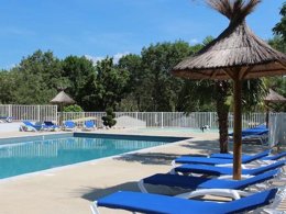 Camping Pas Cher vous présente avec son site Officiel campingpascher.fr, le Camping Bel Air classé 3 étoiles, situé sur la commune de Berrias Et Casteljau dans le département Ardèche (Rhône Alpes) en France. Le camping Bel Air, vous présente un hébergement de type mobil-home de 34 m². Le camping Bel Air vous propose du sam. 29 août au sam. 05 septembre 2026, en promotion à -20% pour 7 nuits à 352 € au lieu de 440,0 € soit une Économie de 88 €. Cette location propose 36 dates différentes pour réserver votre séjour. Découvrez également les 10 autres gammes d'hébergements du camping. Les Avis clients pour le Camping Bel Air sont excellents avec une note moyenne de 9 sur 10. Piscine chauffée, Piscine extérieure, Aire de jeux enfants, Baby-foot, Canoë-kayak, Centre équestre, Cyclisme, Ping-pong, Pétanque, Randonnée, Bar, Dépôt de pain, Pizzeria, Snack/Bar, Épicerie,... En savoir plus : cliquez-ICI.
