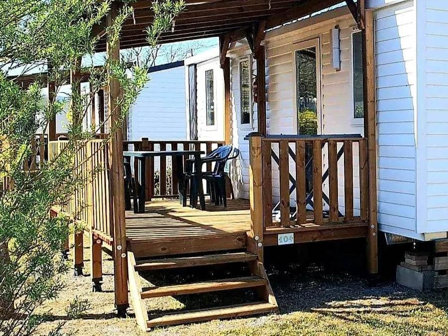 Camping Pas Cher vous présente avec son site Officiel campingpascher.fr, le Camping Lou Rouchetou classé 3 étoiles, situé sur la commune de Les Vans dans le département Ardèche (Rhône Alpes) en France. Le camping Lou Rouchetou, vous présente un hébergement de type mobil-home de 31 m² avec climatisation et télévision. Le camping Lou Rouchetou vous propose du dimanche 30 août au dimanche 06 septembre 2026, en promotion à -10% pour 7 nuits à 598,50 € au lieu de 665,0 € soit une Économie de 66,50 €. Cette location propose 9 dates différentes pour réserver votre séjour. Découvrez également les 6 autres gammes d'hébergements du camping. Piscine extérieure, Animation enfants, Animations familiales, Aire de jeux enfants, Canoë-kayak, Ping-pong, Terrain multisports, Dépôt de pain, Snack/Bar, Épicerie,... En savoir plus : cliquez-ICI.