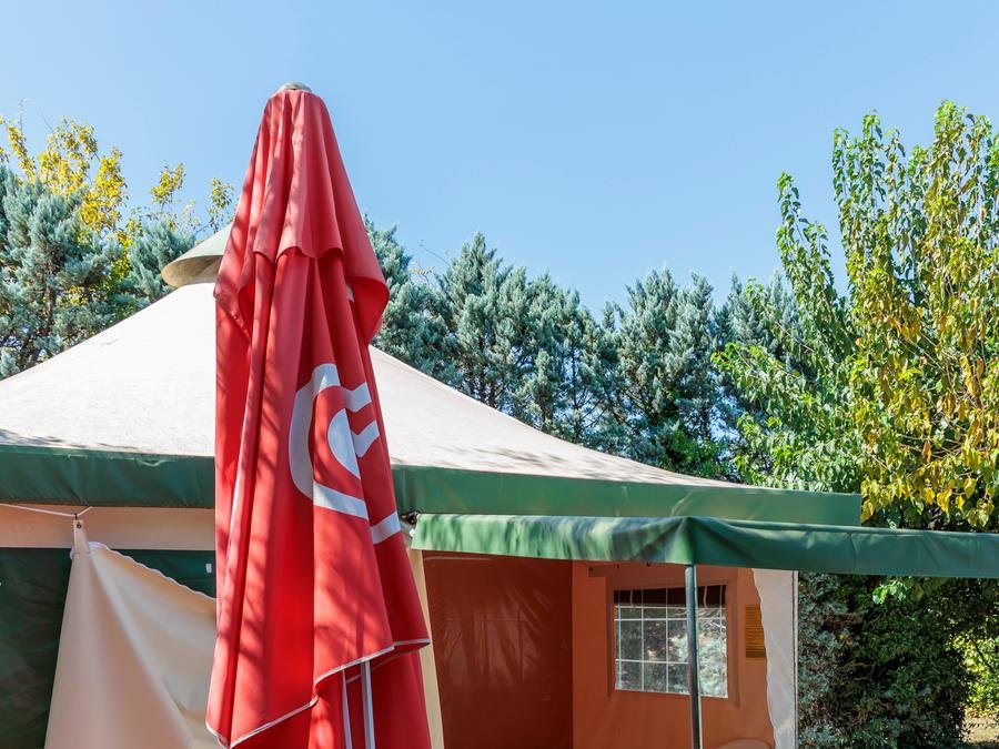 Camping Pas Cher vous présente avec son site Officiel campingpascher.fr, le Camping Flower Les Paillotes En Ardeche classé 4 étoiles, situé sur la commune de Ruoms dans le département Ardèche (Rhône Alpes) en France. Le camping Flower Les Paillotes En Ardeche vous propose un hébergement de type tente de 25 m² pour 1 personne. Cet hébergement propose plus de 31 dates différentes pour réserver ! Pour dévouvrir la période la moins chère, consultez la rubrique 'Tarifs' et sélectionnez votre mois de départ. L'établissement vous propose 10 autres types d'hébergements. Découvrez tous nos séjours à petits prix dans la commune et aux alentours de Ruoms du département : Ardèche (Rhône Alpes). Les Avis clients pour le Camping Flower Les Paillotes En Ardeche sont excellents avec une note moyenne de 8 sur 10. Rivière, Bassin enfant, Piscine extérieure, Animations familiales, Aire de jeux enfants, Canoë-kayak, Canyoning, Court de tennis, Parcours sportif, Ping-pong, Pétanque, Terrain multisports, Bar, Boulangerie, Bureau de tabac, Dépôt de pain, Restaurant, Restaurant asiatique, Supermarché, Épicerie,... En savoir plus : cliquez-ICI.