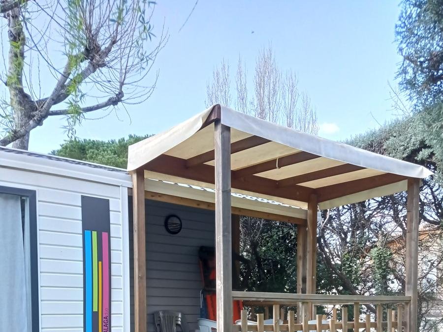 Camping Pas Cher vous présente avec son site Officiel campingpascher.fr, le Camping Flower Les Paillotes En Ardeche classé 4 étoiles, situé sur la commune de Ruoms dans le département Ardèche (Rhône Alpes) en France. Le camping Flower Les Paillotes En Ardeche, vous présente un hébergement de type mobil-home de 30 m² pour 7 personnes avec climatisation. Le camping Flower Les Paillotes En Ardeche vous propose du sam. 12 septembre au sam. 19 septembre 2026 pour 7 nuits à 610.5€. Cette location propose 6 dates différentes pour réserver votre séjour. Découvrez également les 10 autres gammes d'hébergements du camping. Les Avis clients pour le Camping Flower Les Paillotes En Ardeche sont excellents avec une note moyenne de 8 sur 10. Rivière, Bassin enfant, Piscine extérieure, Animations familiales, Aire de jeux enfants, Canoë-kayak, Canyoning, Court de tennis, Parcours sportif, Ping-pong, Pétanque, Terrain multisports, Bar, Boulangerie, Bureau de tabac, Dépôt de pain, Restaurant, Restaurant asiatique, Supermarché, Épicerie,... En savoir plus : cliquez-ICI.