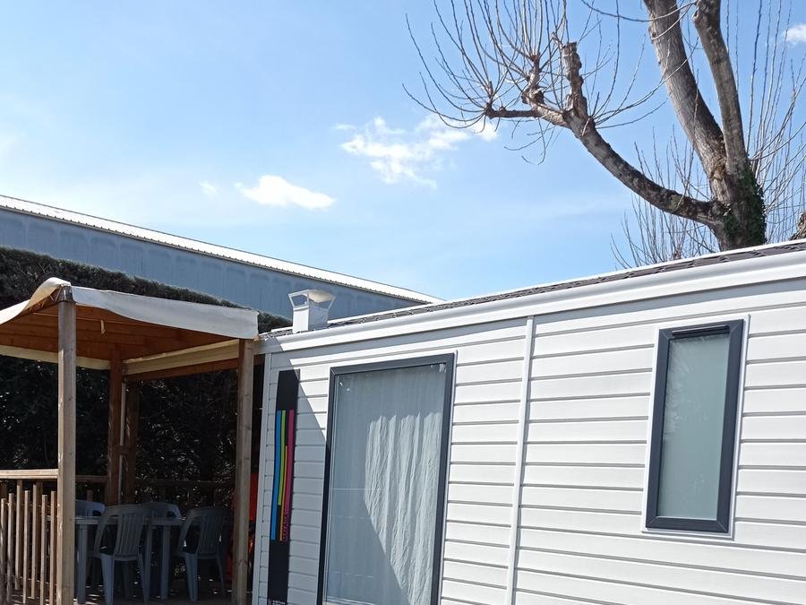 Camping Pas Cher vous présente avec son site Officiel campingpascher.fr, le Camping Flower Les Paillotes En Ardeche classé 4 étoiles, situé sur la commune de Ruoms dans le département Ardèche (Rhône Alpes) en France. Le camping Flower Les Paillotes En Ardeche, vous présente un hébergement de type mobil-home de 32 m² pour 7 personnes avec climatisation. Le camping Flower Les Paillotes En Ardeche vous propose du sam. 05 septembre au sam. 12 septembre 2026 pour 7 nuits à 600.5€. Cette location propose 30 dates différentes pour réserver votre séjour. Découvrez également les 10 autres gammes d'hébergements du camping. Les Avis clients pour le Camping Flower Les Paillotes En Ardeche sont excellents avec une note moyenne de 8 sur 10. Rivière, Bassin enfant, Piscine extérieure, Animations familiales, Aire de jeux enfants, Canoë-kayak, Canyoning, Court de tennis, Parcours sportif, Ping-pong, Pétanque, Terrain multisports, Bar, Boulangerie, Bureau de tabac, Dépôt de pain, Restaurant, Restaurant asiatique, Supermarché, Épicerie,... En savoir plus : cliquez-ICI.