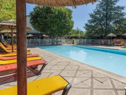 Camping Pas Cher vous présente avec son site Officiel campingpascher.fr, le Camping Flower Les Paillotes En Ardeche classé 4 étoiles, situé sur la commune de Ruoms dans le département Ardèche (Rhône Alpes) en France. Le camping Flower Les Paillotes En Ardeche vous propose un hébergement de type tente de 25 m² pour 1 personne. Cet hébergement propose plus de 31 dates différentes pour réserver ! Pour dévouvrir la période la moins chère, consultez la rubrique 'Tarifs' et sélectionnez votre mois de départ. L'établissement vous propose 10 autres types d'hébergements. Découvrez tous nos séjours à petits prix dans la commune et aux alentours de Ruoms du département : Ardèche (Rhône Alpes). Les Avis clients pour le Camping Flower Les Paillotes En Ardeche sont excellents avec une note moyenne de 8 sur 10. Rivière, Bassin enfant, Piscine extérieure, Animations familiales, Aire de jeux enfants, Canoë-kayak, Canyoning, Court de tennis, Parcours sportif, Ping-pong, Pétanque, Terrain multisports, Bar, Boulangerie, Bureau de tabac, Dépôt de pain, Restaurant, Restaurant asiatique, Supermarché, Épicerie,... En savoir plus : cliquez-ICI.