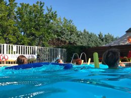 Camping Pas Cher vous présente avec son site Officiel campingpascher.fr, le Camping Flower Les Paillotes En Ardeche classé 4 étoiles, situé sur la commune de Ruoms dans le département Ardèche (Rhône Alpes) en France. Le camping Flower Les Paillotes En Ardeche, vous présente un hébergement de type maison de campagne de 80 m² pour 2 personnes. Le camping Flower Les Paillotes En Ardeche vous propose du mardi 26 mai au mardi 02 juin 2026 pour 7 nuits à 847€. Cette location propose 28 dates différentes pour réserver votre séjour. Découvrez également les 9 autres gammes d'hébergements du camping. Les Avis clients pour le Camping Flower Les Paillotes En Ardeche sont excellents avec une note moyenne de 8 sur 10. Rivière, Bassin enfant, Piscine extérieure, Animations familiales, Aire de jeux enfants, Canoë-kayak, Canyoning, Court de tennis, Parcours sportif, Ping-pong, Pétanque, Terrain multisports, Bar, Boulangerie, Bureau de tabac, Dépôt de pain, Restaurant, Restaurant asiatique, Supermarché, Épicerie,... En savoir plus : cliquez-ICI.