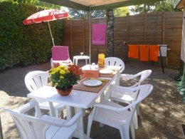 Camping Pas Cher vous présente avec son site Officiel campingpascher.fr, le Camping Flower Les Paillotes En Ardeche classé 4 étoiles, situé sur la commune de Ruoms dans le département Ardèche (Rhône Alpes) en France. Le camping Flower Les Paillotes En Ardeche, vous présente un hébergement de type tente de 25 m² pour 1 personne. Le camping Flower Les Paillotes En Ardeche vous propose du jeudi 30 avril au jeudi 07 mai 2026 pour 7 nuits à 329€. Cette location propose 70 dates différentes pour réserver votre séjour. Découvrez également les 9 autres gammes d'hébergements du camping. Les Avis clients pour le Camping Flower Les Paillotes En Ardeche sont excellents avec une note moyenne de 8 sur 10. Rivière, Bassin enfant, Piscine extérieure, Animations familiales, Aire de jeux enfants, Canoë-kayak, Canyoning, Court de tennis, Parcours sportif, Ping-pong, Pétanque, Terrain multisports, Bar, Boulangerie, Bureau de tabac, Dépôt de pain, Restaurant, Restaurant asiatique, Supermarché, Épicerie,... En savoir plus : cliquez-ICI.