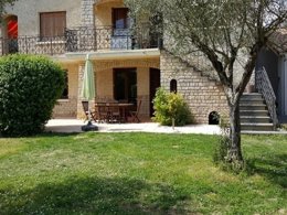 Camping Pas Cher vous présente avec son site Officiel campingpascher.fr, le Camping Flower Les Paillotes En Ardeche classé 4 étoiles, situé sur la commune de Ruoms dans le département Ardèche (Rhône Alpes) en France. Le camping Flower Les Paillotes En Ardeche, vous présente un hébergement de type maison de campagne de 80 m² pour 2 personnes. Le camping Flower Les Paillotes En Ardeche vous propose du mardi 26 mai au mardi 02 juin 2026 pour 7 nuits à 847€. Cette location propose 28 dates différentes pour réserver votre séjour. Découvrez également les 9 autres gammes d'hébergements du camping. Les Avis clients pour le Camping Flower Les Paillotes En Ardeche sont excellents avec une note moyenne de 8 sur 10. Rivière, Bassin enfant, Piscine extérieure, Animations familiales, Aire de jeux enfants, Canoë-kayak, Canyoning, Court de tennis, Parcours sportif, Ping-pong, Pétanque, Terrain multisports, Bar, Boulangerie, Bureau de tabac, Dépôt de pain, Restaurant, Restaurant asiatique, Supermarché, Épicerie,... En savoir plus : cliquez-ICI.