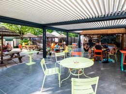 Camping Pas Cher vous présente avec son site Officiel campingpascher.fr, le Camping Flower Les Paillotes En Ardeche classé 4 étoiles, situé sur la commune de Ruoms dans le département Ardèche (Rhône Alpes) en France. Le camping Flower Les Paillotes En Ardeche, vous présente un hébergement de type mobil-home de 20 m² pour 2 personnes avec climatisation. Le camping Flower Les Paillotes En Ardeche vous propose du jeudi 30 avril au jeudi 07 mai 2026 pour 7 nuits à 384€. Cette location propose 24 dates différentes pour réserver votre séjour. Découvrez également les 9 autres gammes d'hébergements du camping. Les Avis clients pour le Camping Flower Les Paillotes En Ardeche sont excellents avec une note moyenne de 8 sur 10. Rivière, Bassin enfant, Piscine extérieure, Animations familiales, Aire de jeux enfants, Canoë-kayak, Canyoning, Court de tennis, Parcours sportif, Ping-pong, Pétanque, Terrain multisports, Bar, Boulangerie, Bureau de tabac, Dépôt de pain, Restaurant, Restaurant asiatique, Supermarché, Épicerie,... En savoir plus : cliquez-ICI.