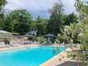 Camping Pas Cher vous présente avec son site Officiel campingpascher.fr, le Camping La Chêneraie **** classé 4 étoiles, situé sur la commune de Vers dans le département Lot (Midi Pyrénées) en France. Le camping La Chêneraie ****, vous présente un hébergement de type mobil-home de 58 m² avec climatisation et télévision. Le camping La Chêneraie **** vous propose du jeudi 11 juin au jeudi 18 juin 2026 pour 7 nuits à 1050€. Cette location propose 30 dates différentes pour réserver votre séjour. Découvrez également les 14 autres gammes d'hébergements du camping. Piscine chauffée, Piscine extérieure, Animations familiales, Aire de jeux enfants, Canoë-kayak, Court de tennis, Ping-pong, Dépôt de pain, Snack/Bar,... En savoir plus : cliquez-ICI.