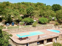 Camping Pas Cher vous présente avec son site Officiel campingpascher.fr, le Camping Du Vignal classé 3 étoiles, situé sur la commune de Lablachere dans le département Ardèche (Rhône Alpes) en France. Le camping Du Vignal, vous présente un hébergement de type chalet de 25 m² pour 5 personnes avec climatisation. Le camping Du Vignal vous propose du dimanche 13 septembre au dimanche 20 septembre 2026 pour 7 nuits à 552€. Cette location propose 24 dates différentes pour réserver votre séjour. Découvrez également les 2 autres gammes d'hébergements du camping. Piscine extérieure, Animations familiales, Aire de jeux enfants, Ping-pong, Pétanque, Salle de jeux vidéo, Terrain de basketball, Terrain de volley-ball,... En savoir plus : cliquez-ICI.