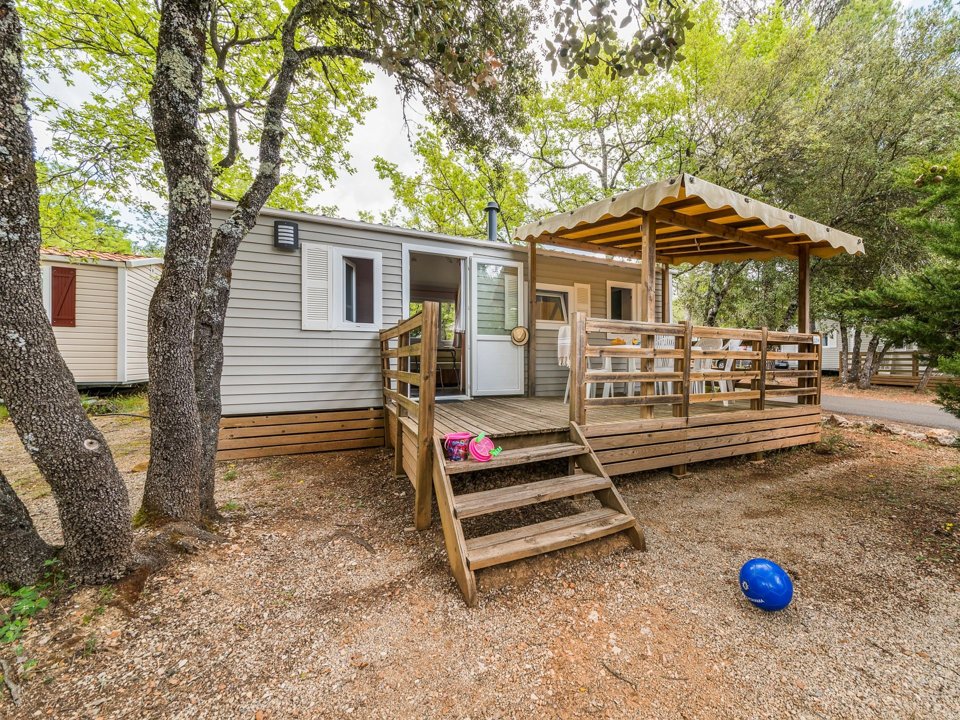 Camping Pas Cher vous présente avec son site Officiel campingpascher.fr, le Établissement La Nouzarede, situé sur la commune de Joyeuse dans le département Ardeche (Rhône Alpes) en France. L'établissement La Nouzarede vous propose un hébergement de type mobil-home de 29 m². L'établissement vous propose 6 autres types d'hébergements. Découvrez tous nos séjours à petits prix dans la commune et aux alentours de Joyeuse du département : Ardeche (Rhône Alpes).... En savoir plus : cliquez-ICI.