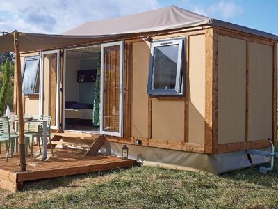 Cliquez pour découvrir toutes les photos de l'HÉBERGEMENT ! tente en toile et bois - Le Coin Charmant photo 5