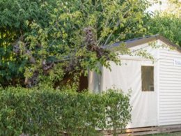 Camping Pas Cher vous présente avec son site Officiel campingpascher.fr, le Camping Le Coin Charmant classé 3 étoiles, situé sur la commune de Chauzon dans le département Ardèche (Rhône Alpes) en France. Le camping Le Coin Charmant, vous présente un hébergement de type tente en toile et bois de 21 m². Le camping Le Coin Charmant vous propose du sam. 30 mai au sam. 06 juin 2026 pour 7 nuits à 230€. Cette location propose 53 dates différentes pour réserver votre séjour. Découvrez également les 8 autres gammes d'hébergements du camping. Les Avis clients pour le Camping Le Coin Charmant sont excellents avec une note moyenne de 9 sur 10. Rivière, Piscine extérieure, Animations familiales, Aire de jeux enfants, Baby-foot, Canoë-kayak, Ping-pong, Pétanque, Dépôt de pain, Snack/Bar, Supermarché, Épicerie,... En savoir plus : cliquez-ICI.