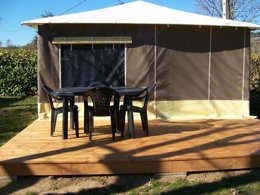 Camping Pas Cher vous présente avec son site Officiel campingpascher.fr, le Camping Les Hortensias classé 3 étoiles, situé sur la commune de Rosieres dans le département Ardèche (Rhône Alpes) en France. Le camping Les Hortensias, vous présente un hébergement de type bungalow toilé de 19 m² pour 2 personnes. Le camping Les Hortensias vous propose du sam. 16 mai au sam. 23 mai 2026 pour 7 nuits à 225€. Cette location propose 50 dates différentes pour réserver votre séjour. Découvrez également les 3 autres gammes d'hébergements du camping. Les Avis clients pour le Camping Les Hortensias sont excellents avec une note moyenne de 8 sur 10. Piscine chauffée, Piscine extérieure, Animations familiales, Aire de jeux enfants, Canoë-kayak, Centre équestre, Cyclisme, Ping-pong, Pétanque, Randonnée, Terrain de football, Terrain de volley-ball, Terrain multisports, Trampoline, Bar, Plats à emporter,... En savoir plus : cliquez-ICI.