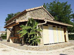 Camping Pas Cher vous présente avec son site Officiel campingpascher.fr, le Camping Les Hortensias classé 3 étoiles, situé sur la commune de Rosieres dans le département Ardèche (Rhône Alpes) en France. Le camping Les Hortensias, vous présente un hébergement de type mobil-home de 24 m² pour 4 personnes et télévision. Le camping Les Hortensias vous propose du mercredi 01 avril au mercredi 08 avril 2026 pour 7 nuits à 264.38€. Cette location propose 88 dates différentes pour réserver votre séjour. Découvrez également les 3 autres gammes d'hébergements du camping. Les Avis clients pour le Camping Les Hortensias sont excellents avec une note moyenne de 8 sur 10. Piscine chauffée, Piscine extérieure, Animations familiales, Aire de jeux enfants, Canoë-kayak, Centre équestre, Cyclisme, Ping-pong, Pétanque, Randonnée, Terrain de football, Terrain de volley-ball, Terrain multisports, Trampoline, Bar, Plats à emporter,... En savoir plus : cliquez-ICI.