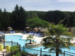 Camping Pas Cher vous présente avec son site Officiel campingpascher.fr, le Camping Le Domaine De Guillalmes classé 3 étoiles, situé sur la commune de Fumel dans le département Lot-et-garonne (Aquitaine) en France. Le camping Le Domaine De Guillalmes, vous présente un hébergement de type chalet. Le camping Le Domaine De Guillalmes vous proposeun séjour PAS CHER avec une REMISEdu sam. 06 juin au sam. 13 juin 2026, en promotion à -48% pour 7 nuits à 149 € au lieu de 290,0 € soit une Économie de 141 €. Cette location propose 23 dates différentes pour réserver votre séjour. Découvrez également les 1 autres gammes d'hébergements du camping. Piscine extérieure, Animations familiales, Aire de jeux enfants, Canoë-kayak, Centre équestre, Court de tennis, Cyclisme, Ping-pong, Pétanque, Randonnée, Terrain multisports, Bar, Snack/Bar,... En savoir plus : cliquez-ICI.