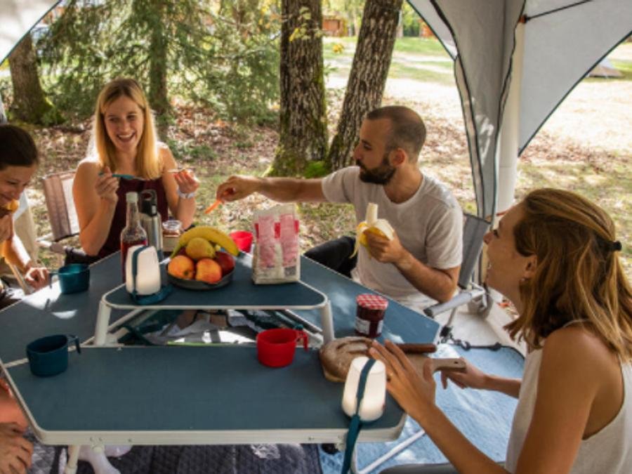 Camping Pas Cher vous présente avec son site Officiel campingpascher.fr, le Camping Le Valenty classé 3 étoiles, situé sur la commune de Soturac dans le département Lot (Midi Pyrénées) en France. Le camping Le Valenty, vous présente un hébergement de type tente de 19 m². Le camping Le Valenty vous propose du dimanche 05 juillet au dimanche 12 juillet 2026, en promotion à -8% pour 7 nuits à 728 € au lieu de 794,0 € soit une Économie de 66 €. Cette location propose 109 dates différentes pour réserver votre séjour. Découvrez également les 15 autres gammes d'hébergements du camping. Parc aquatique, Piscine extérieure, Animations familiales, Aire de jeux enfants, Baby-foot, Canoë-kayak, Centre équestre, Court de tennis, Ping-pong, Piscine, Pétanque, Structure gonflable enfants, Terrain de football, Terrain de volley-ball, Terrain multisports,... En savoir plus : cliquez-ICI.