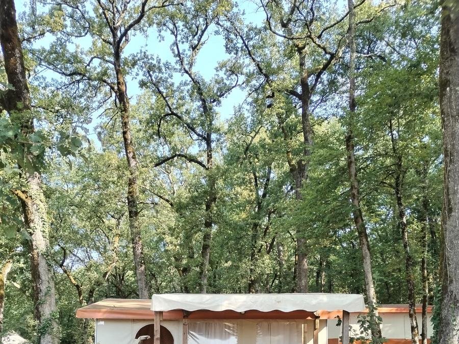 Camping Pas Cher vous présente avec son site Officiel campingpascher.fr, le Camping Le Valenty classé 3 étoiles, situé sur la commune de Soturac dans le département Lot (Midi Pyrénées) en France. Le camping Le Valenty, vous présente un hébergement de type bungalow toilé de 25 m² pour 4 personnes. Le camping Le Valenty vous propose du dimanche 13 septembre au dimanche 20 septembre 2026 pour 7 nuits à 435€. Cette location propose 82 dates différentes pour réserver votre séjour. Découvrez également les 15 autres gammes d'hébergements du camping. Parc aquatique, Piscine extérieure, Animations familiales, Aire de jeux enfants, Baby-foot, Canoë-kayak, Centre équestre, Court de tennis, Ping-pong, Piscine, Pétanque, Structure gonflable enfants, Terrain de football, Terrain de volley-ball, Terrain multisports,... En savoir plus : cliquez-ICI.