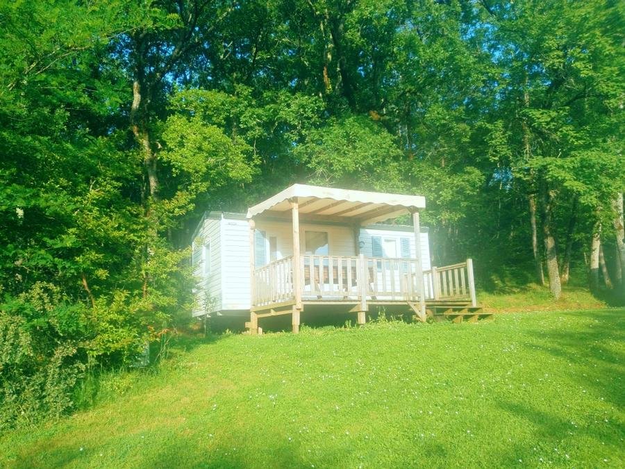 Camping Pas Cher vous présente avec son site Officiel campingpascher.fr, le Camping Le Valenty classé 3 étoiles, situé sur la commune de Soturac dans le département Lot (Midi Pyrénées) en France. Le camping Le Valenty, vous présente un hébergement de type mobil-home de 27 m² avec climatisation. Le camping Le Valenty vous propose du sam. 18 juillet au sam. 25 juillet 2026, en promotion à -8% pour 7 nuits à 1052 € au lieu de 1148,0 € soit une Économie de 96 €. Cette location propose 67 dates différentes pour réserver votre séjour. Découvrez également les 15 autres gammes d'hébergements du camping. Parc aquatique, Piscine extérieure, Animations familiales, Aire de jeux enfants, Baby-foot, Canoë-kayak, Centre équestre, Court de tennis, Ping-pong, Piscine, Pétanque, Structure gonflable enfants, Terrain de football, Terrain de volley-ball, Terrain multisports,... En savoir plus : cliquez-ICI.