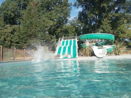 Camping Pas Cher vous présente avec son site Officiel campingpascher.fr, le Camping Le Valenty classé 3 étoiles, situé sur la commune de Soturac dans le département Lot (Midi Pyrénées) en France. Le camping Le Valenty, vous présente un hébergement de type bungalow toilé de 25 m² pour 4 personnes. Le camping Le Valenty vous propose du dimanche 13 septembre au dimanche 20 septembre 2026 pour 7 nuits à 435€. Cette location propose 82 dates différentes pour réserver votre séjour. Découvrez également les 15 autres gammes d'hébergements du camping. Parc aquatique, Piscine extérieure, Animations familiales, Aire de jeux enfants, Baby-foot, Canoë-kayak, Centre équestre, Court de tennis, Ping-pong, Piscine, Pétanque, Structure gonflable enfants, Terrain de football, Terrain de volley-ball, Terrain multisports,... En savoir plus : cliquez-ICI.