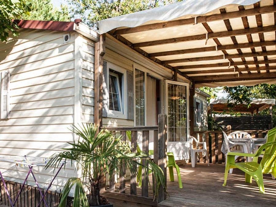 Camping Pas Cher vous présente avec son site Officiel campingpascher.fr, le Camping Les Châtaigniers classé 2 étoiles, situé sur la commune de Ribes dans le département Ardèche (Rhône Alpes) en France. Le camping Les Châtaigniers vous propose un hébergement de type mobil-home de 25 m² avec climatisation. Cet hébergement propose plus de 43 dates différentes pour réserver ! Pour dévouvrir la période la moins chère, consultez la rubrique 'Tarifs' et sélectionnez votre mois de départ. L'établissement vous propose 11 autres types d'hébergements. Découvrez tous nos séjours à petits prix dans la commune et aux alentours de Ribes du département : Ardèche (Rhône Alpes). Les Avis clients pour le Camping Les Châtaigniers sont excellents avec une note moyenne de 9 sur 10. Piscine extérieure, Aire de jeux enfants, Canoë-kayak, Centre équestre, Court de tennis, Ping-pong, Pétanque, Randonnée, Dépôt de pain,... En savoir plus : cliquez-ICI.
